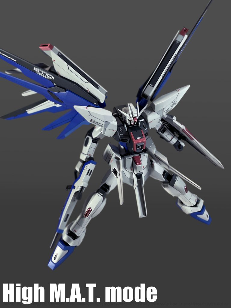 「高機動形態-ハイマットモード」は能動性空力弾性翼を展開する事で機動性と姿勢制御能力を向上させる。ベース機と比較すると約20t近い重量増加を果たした本機の総合的な機動性は「フリーダム」よりも低下してしまっているが、前述の通り「機動兵装ウィング」は能動性空力弾性翼の一種であり、機動性の低下は最小限に抑えられ、同世代機を遥かに凌駕する機動性を誇る。