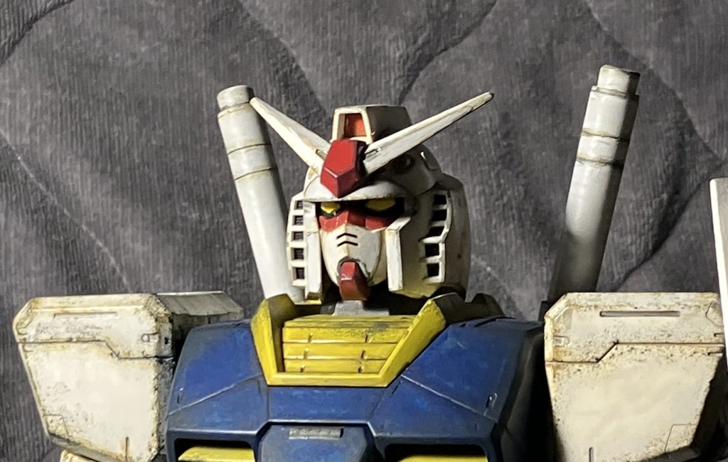 ツノはSDガンダムのものに交換したので太く短い。ビームサーベルはいつの間にかなくしてしまっていたので、ガンダムスミ入れペン2本を犠牲にしています。