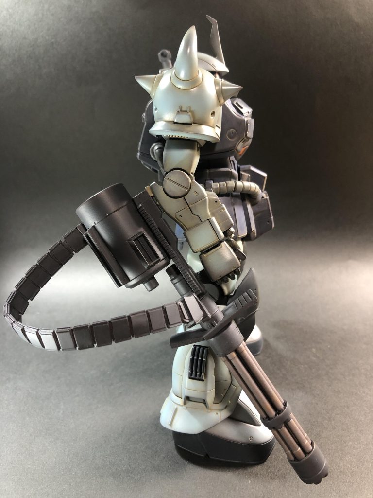 給弾ベルトは付属の物が全く長さも足りなかつたのでプラ材で作り起こしました。