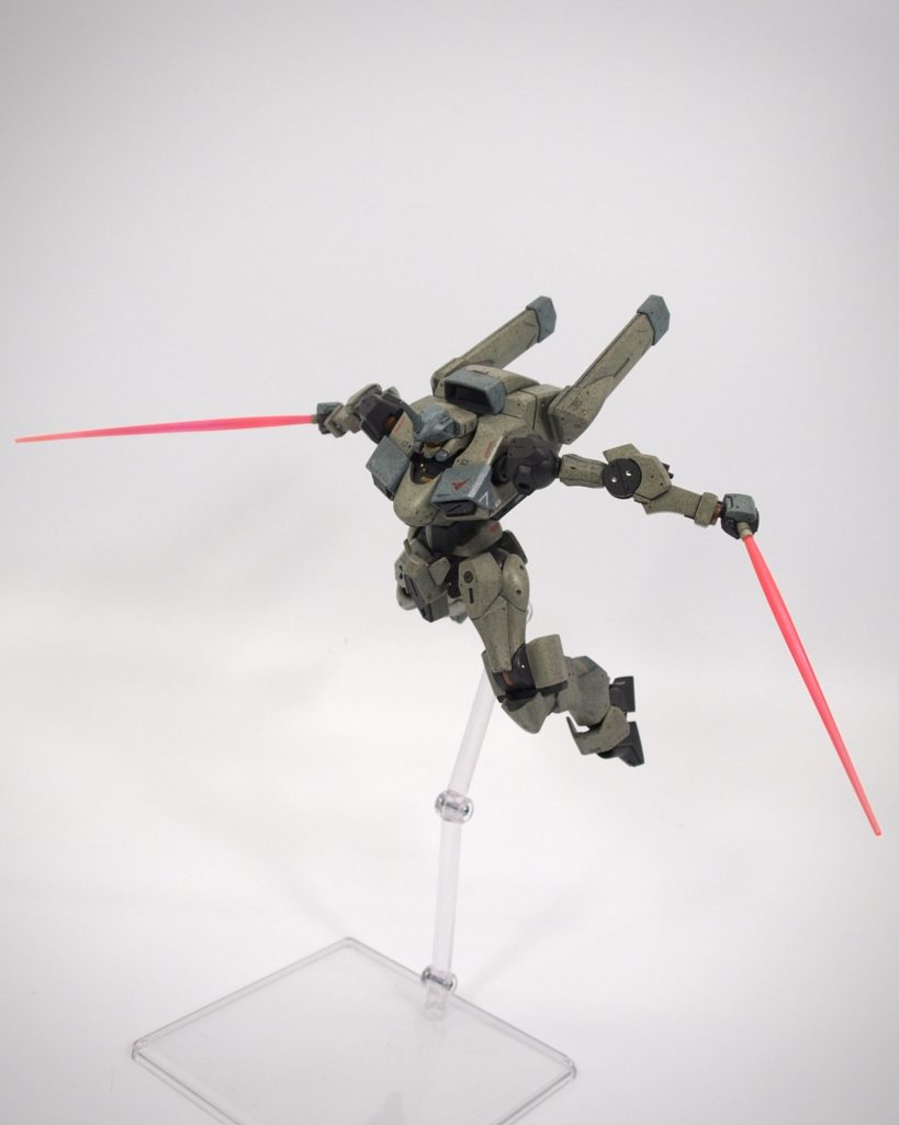 ビームサーベル両手持ち作中でも印象的なシーンサーベルの刃はグリーンからピンクに替えています