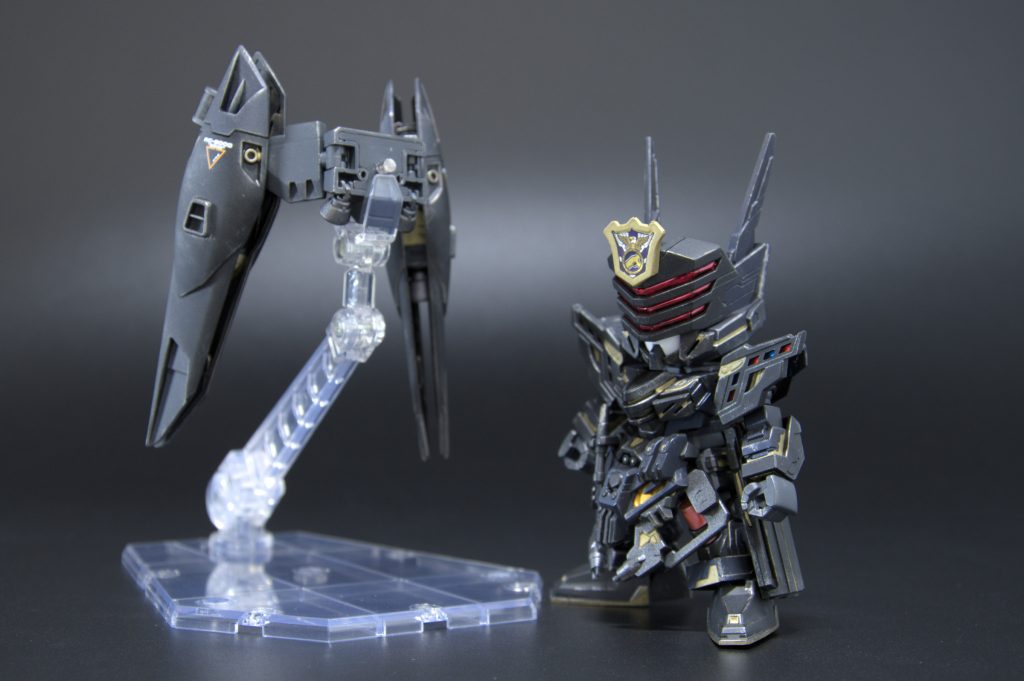 ウィングガンダムゼロのバックパックは、もともと造形されていた接続軸が合わなかったので、中心に穴をあけて3mmのランナーを刺して軸にしました。