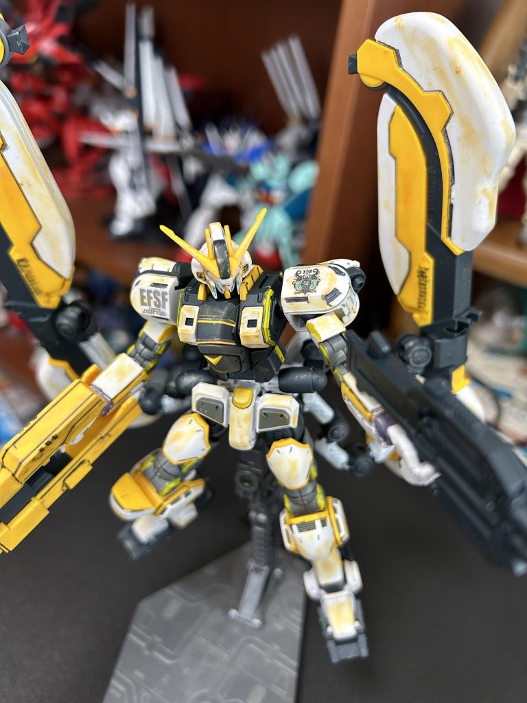 本来シールのラインを初めて筆塗りにチャレンジしてみました。だからかなり雑になってしまいましたがシールとは比べ物にならないほどカッコよくなってビックリしました。