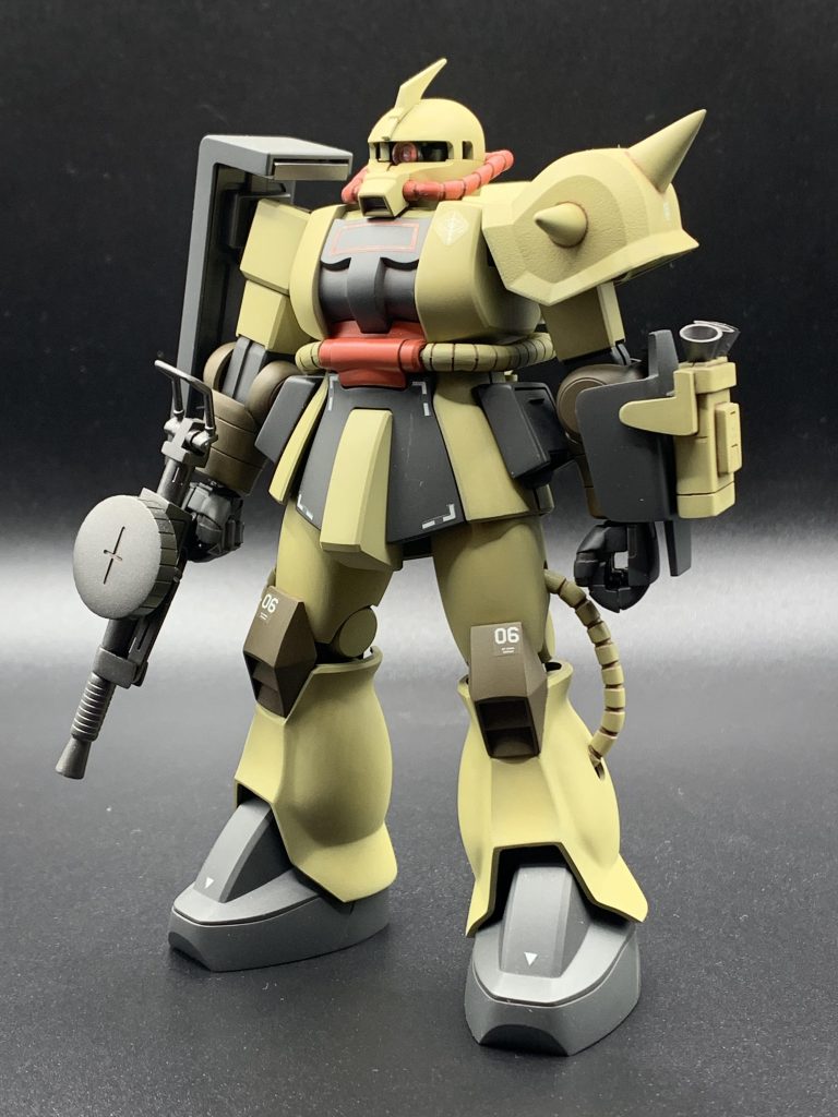 モノアイはクリアパーツに変更。武器、肩アーマー、膝アーマーをMSVキットから使用。