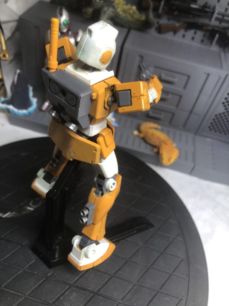 バックパックの片方はプラ板で塞ぎました太ももにコトブキヤさんのバーニア追加脚はHGガンダム?を使用したのでスマートになったと思います