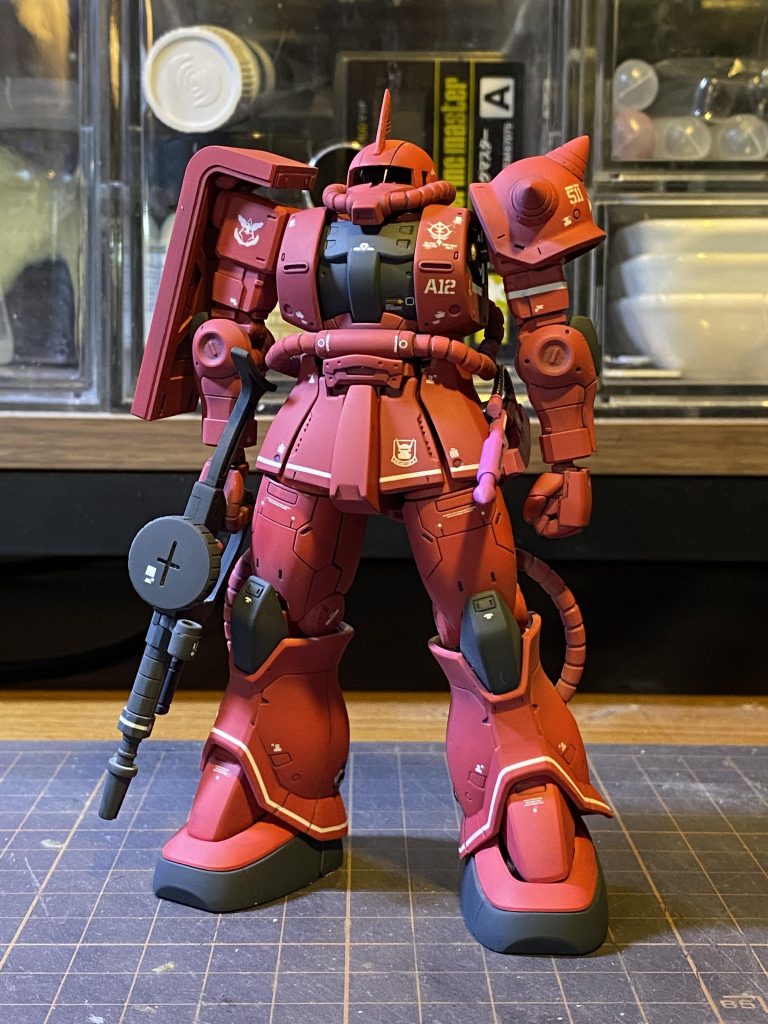 HGオリジン、シャアザクです。ザクの日に完成しました!(たまたま)左拳はリバイブグフから拝借。指を更に少しだけ削り込んで角を丸めました。