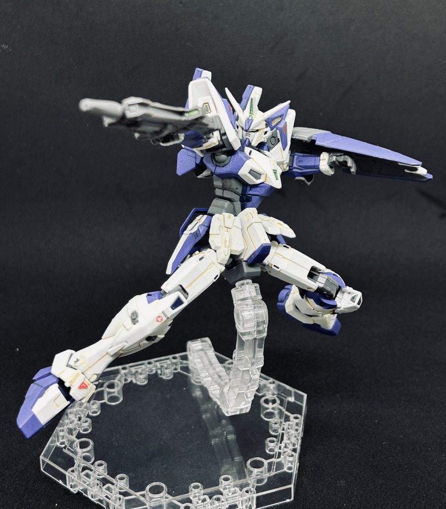 塗装はガンダムマーカーとスプレー、あと筆です。・ホワイト部分…ガンダムカラースプレー MSホワイト/ガンダムマーカー ニューホワイト・パープル部分…タミヤカラースプレー ブルーバイオレット・ネイビーブルー部分…ガンダムマーカー ティターンズブルー・グレー部分(関節除く)…タミヤカラースプレー オーシャングレイ/ガンダムマーカー グレー・ゴールド部分…ガンダムマーカー ホワイトゴールド・メタリックグリーン部分…ガンダムマーカー メタリックイエローグリーンでそれぞれ塗装しました。