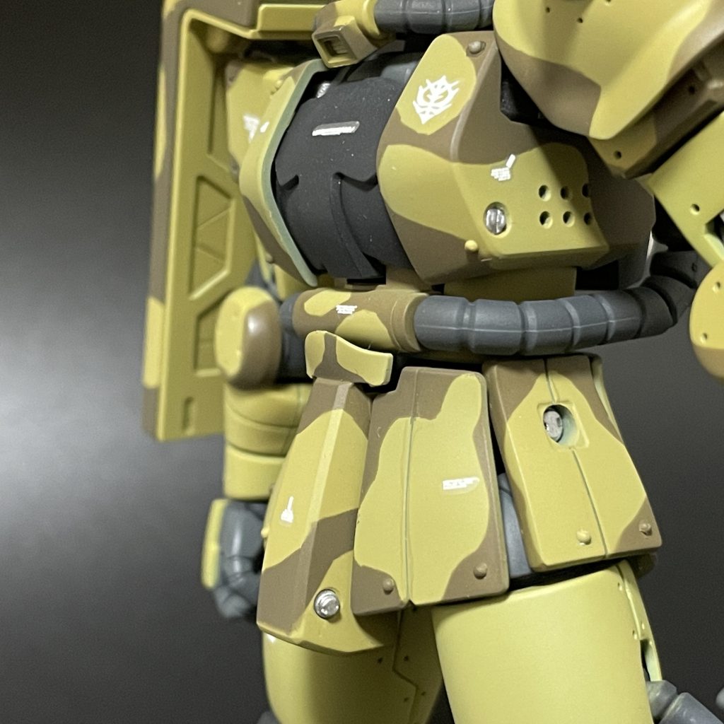 胴体。スカート横のハードポイントは斧つけるくらいであんまり使うこともないと思うので、3mmモールドで埋めちゃいました^^