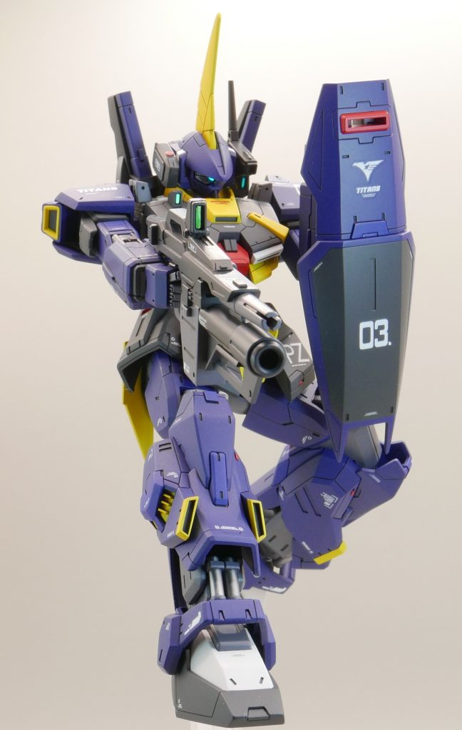 いくつかポーズを撮ってみました。ちなみにビームサーベルは握り手を制作し忘れて、今回は登場無しですw