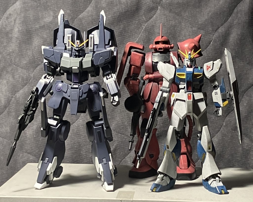 巨大です。1/144 EG νガンダム、1/100 MG シャアザク2.0 と比べてこの大きさ。