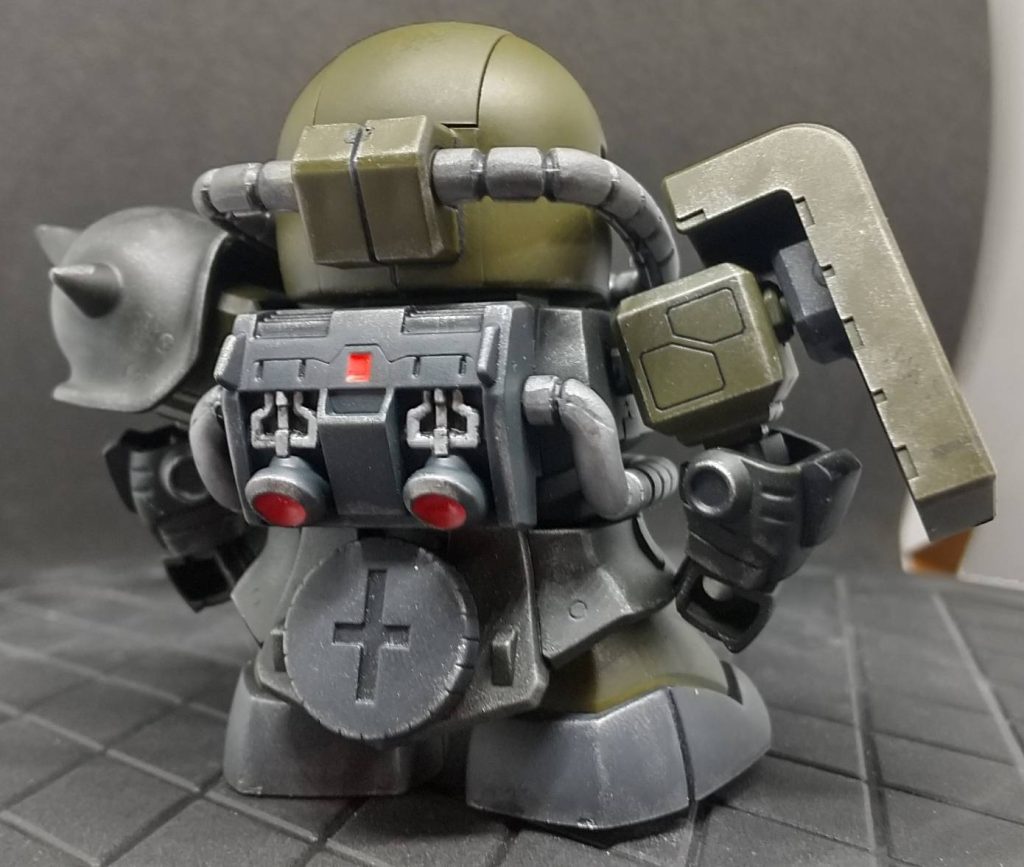 まず大部分の色合いは、顔・肩・シールド・足(緑の所) を量産機であるザクⅡ本来のカラーリングよりも濃いオリーブドラムを使用、そしてスパイクアーマー・腕・胴・腰部を前述したカラーをベースに黒を加え調合し、ちょっとした渋さ、ミリタリー感を出すことが出来ました!