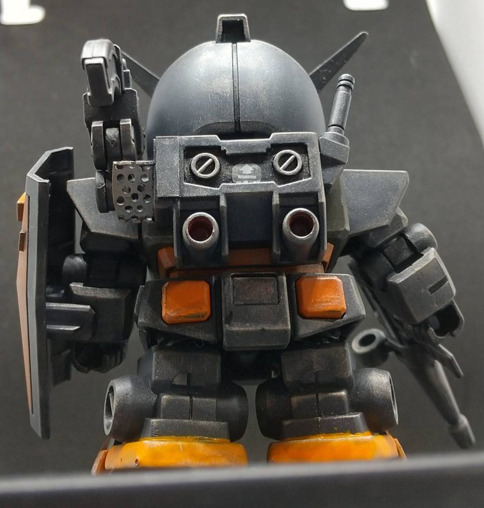 胸部ダクト下&バックパックに、無数に穴を開けたプラ板を接着し、ディテール追加、そして武装としてバックパックにオリジンガンダムのオプション武装であるキャノン砲を3ミリの穴を開け、取り付けています。カラーは大まかに、グレー・オリーブドラム・オレンジ になっており、プラ板は分かりにくいですがシルバーで塗装してあります。もちろんウェザリングも施してあります。