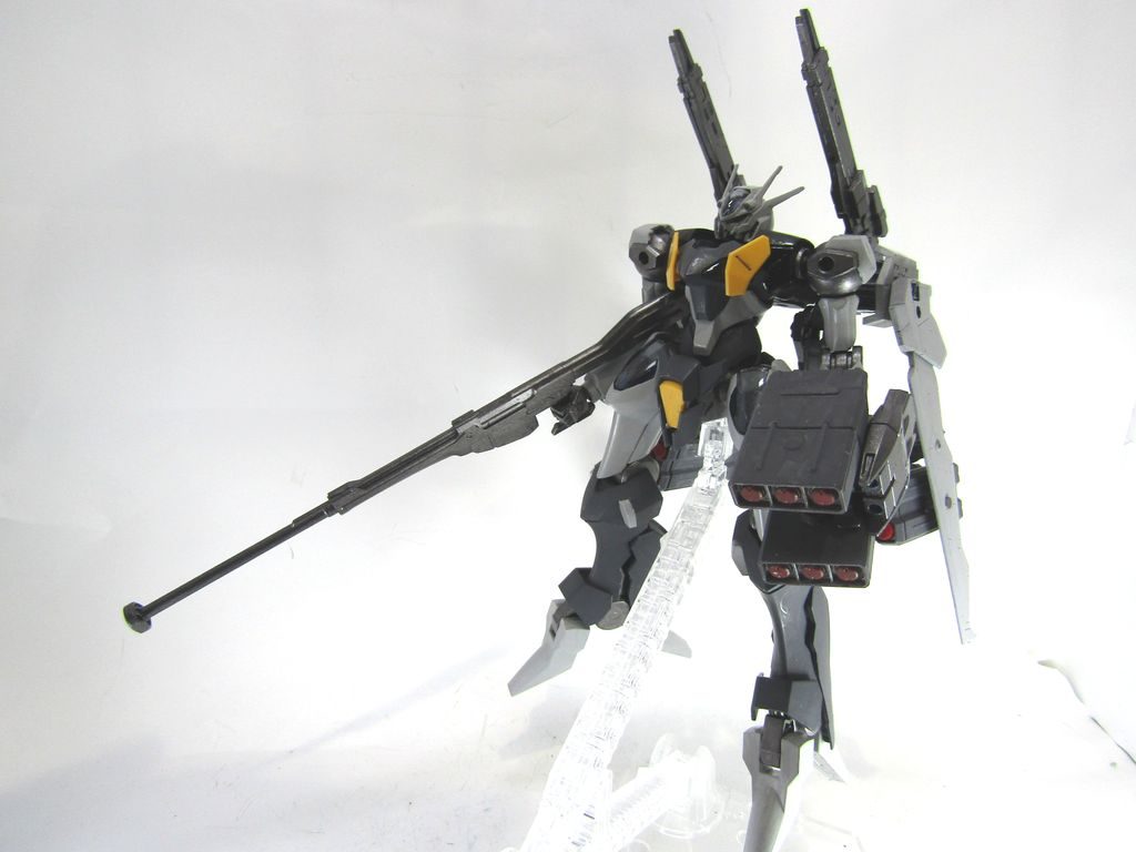 30MMアルト空中戦仕様からパーツを取ってリフターを作成。左手の複合火器システムはベギルベウのベイオネットにガンプラバトルアームアームズのミサイルを合体させました。