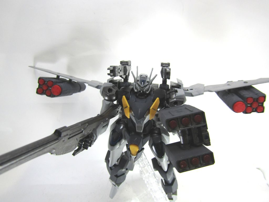 翼の武装はVF-1バルキリーウェポンセットのミサイルです。大きい方はとても危険物だった気がします。長距離はスナイパーライフル、補助にミサイル、中距離はリフターのキャノン、近距離は小型レーザーという武装イメージです。