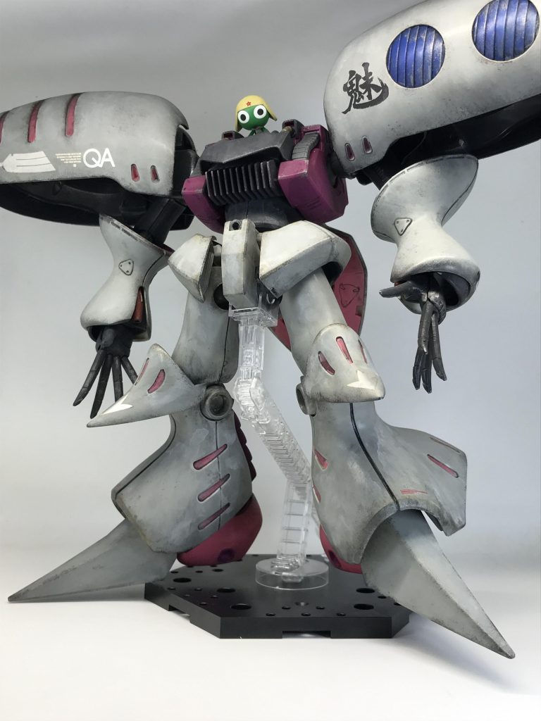 触手なし状態(キュベレイ ケロロ仕様)MGキュベレイは昔兄から頂いたパチ組を使用…MGは置き場所に困るのでまたエイリアンの生贄に🙄(しかしもっと置き場所に困る作品に…)玉座はフロントアーマーが接続してあるポリキャップに、ランナーの切れ端をさして浮かせただけのお手軽工作王座はピンバイスで穴を開けランナーを刺しただけ、今回の作品は全て接着をしてません