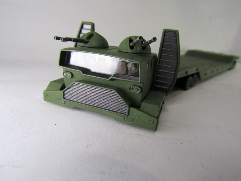 ジオン軍から逃亡し、ハモン達と何でも屋をして暮らしています。ジャンク品をサムソントレーラーで運んだりしてます。そんな中、連邦のジオン狩り部隊が襲ってきます。