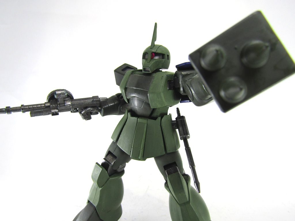 モビルスーツの格闘というものを教えてやる!と言いそうな左ストレート!