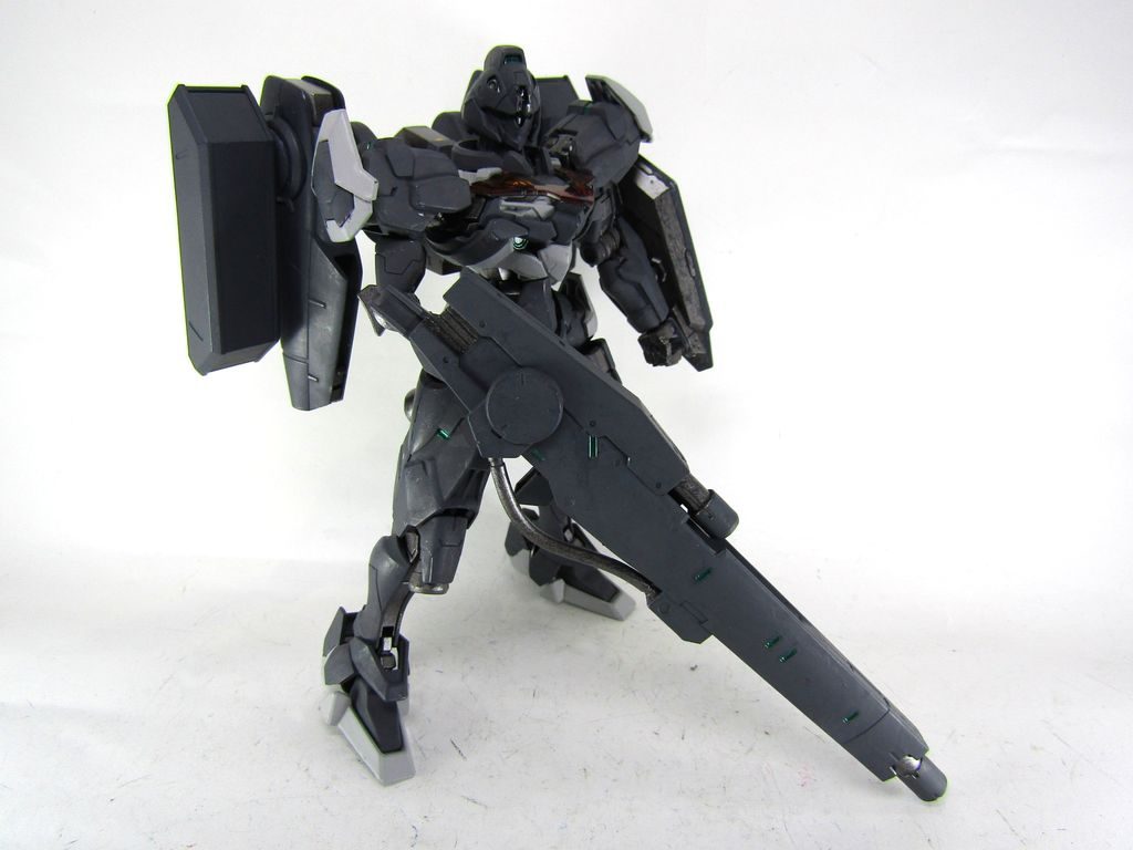 境界戦機のレーザー砲をライフルにしてみました。大きさは大きくなってしまいましたがシルエットは似ているのではないでしょうか。