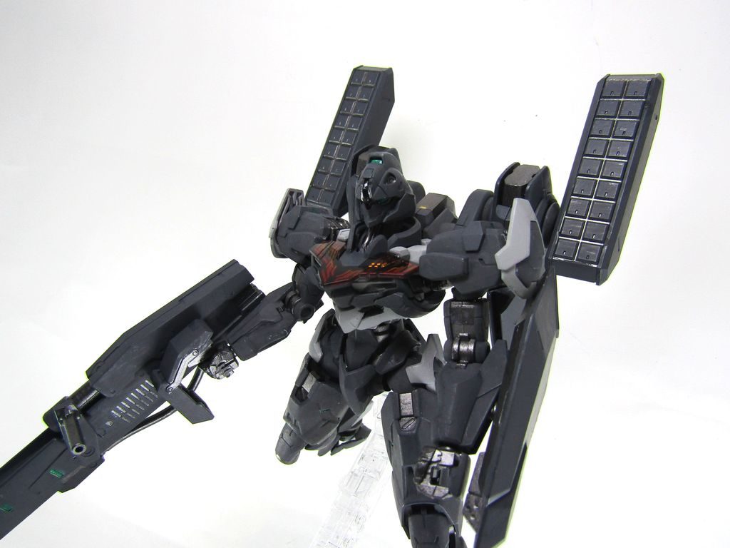 ガンビットの代わりにフライトユニットを装備。前から見たシルエットは似ていましたが、武装が足りないため、境界戦機のマルチランチャーを装備。AI制御型誘導ミサイルという設定で、ファンネルミサイルやマクロスミサイルのような感じで飛んでいきます。