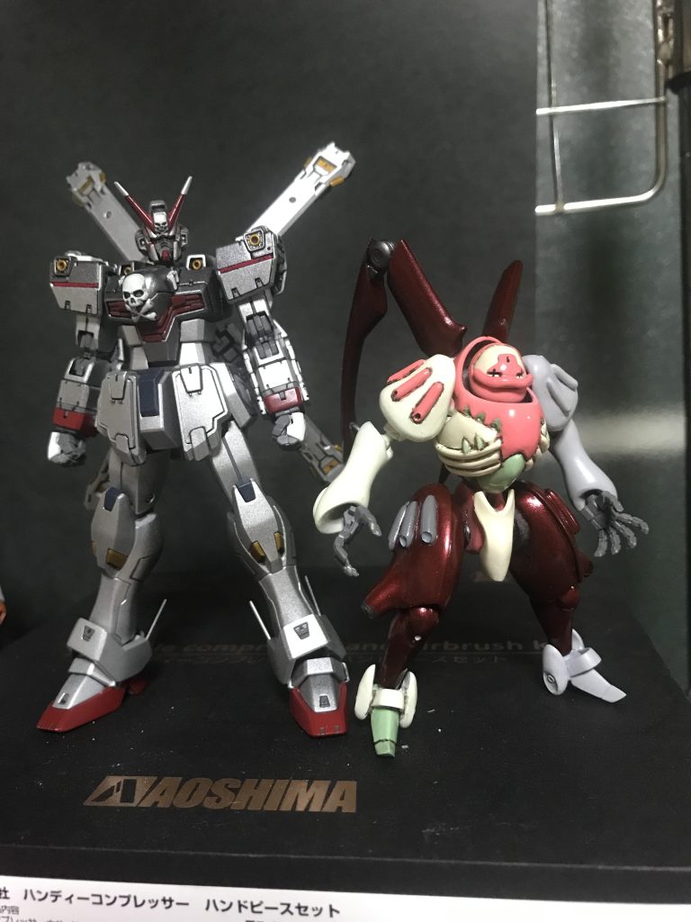 HGサイズで全長約9mのMSなので、同スケールのクロスボーンガンダムと比べてもMS単体ではかなりの小ささです。後、ライドボールとセットで「ウ○コ座り」が基本スタイルなので、普通に立っているだけでもかなり新鮮です🤣