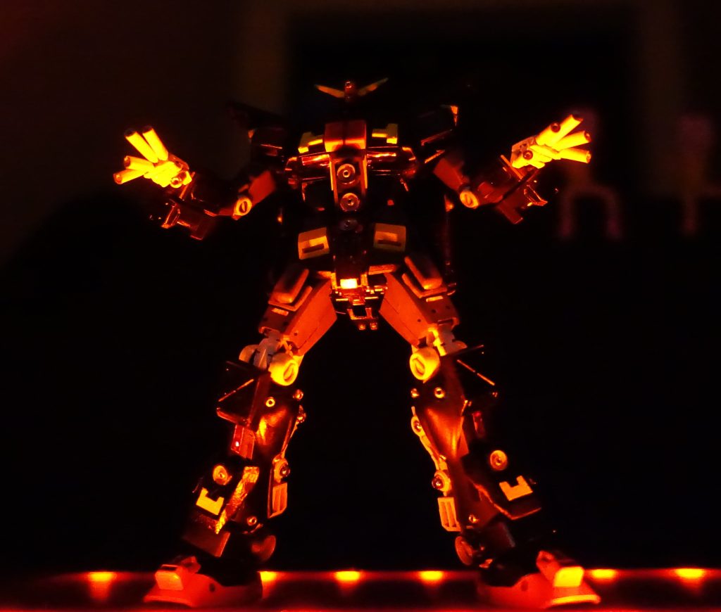 ●巨大感を演出するには、暗がりの下から光源が効果的。●ウチのアーティファクト撮影ではレギュラーの”妻の”LEDライトつき卓上ミラーを台に、息子がテスト勉強に使う半透明の赤い下敷きを借りてミラーの上にのせ、「火の七日間」の業火に照らされたワルモノ感が出せるか、やってみました。●このアレンジは、アタリだったと思います。