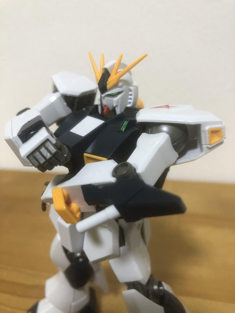 隠し武器っぽくて格好良いけど本編では使われずに破壊されてしまった予備サーベル。ビームサーベル二本持ってるけどそれぞれマウント位置が違うってのは面白い設定ですね。