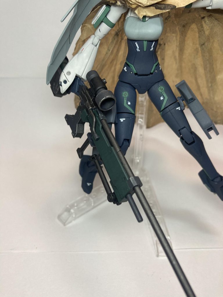 ライフルはシステムウェポンキット04からとにかく一番長いヤツをチョイスしてODぽく。ほんとはパチ組みで撮ろうと思ったんですが、職場で「ガン好きなら塗りなさいな」と嗜められたのでガチ塗りしました。チークパット、バイポット、スコープは拘りの真っ黒です。その他部分は調色してOD、ガンメタ、グレーでその後汚しました。土はつけない方向で
