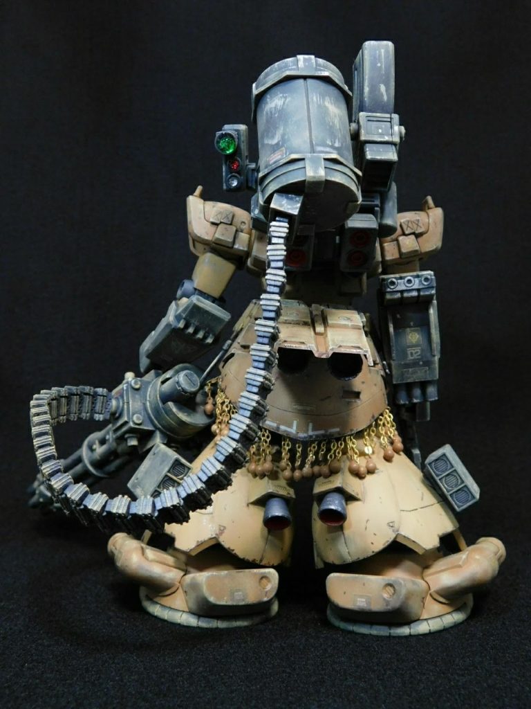 バックパックはドムトローペンのランドセルにゲルググキャノンのバックパックを装着して、キャノン基部から先はザクキャノンの砲身をニコイチで作りました。リアスカートには追加ブースター、脚部裏側にも追加ブースターを着け重いながら移動速度を上げています。