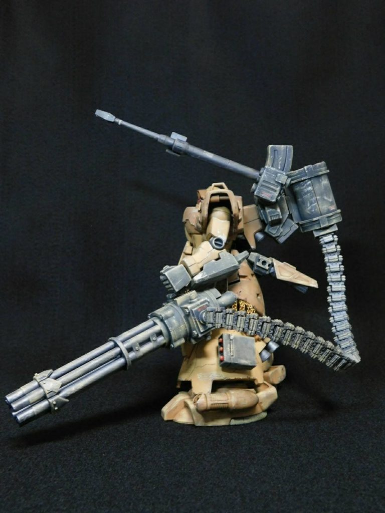 左腕にはコトブキヤのガトリングガンとゲルググキャノンのバックラー着け、背部の弾倉から弾帯を2セット分使い接続しています。