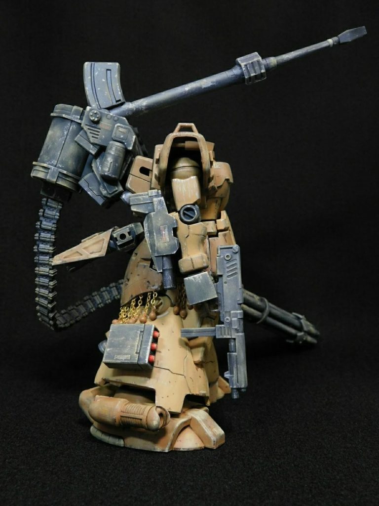 右腕はマシンガンと左腕と同じくゲルググキャノンの3連装ランチャー着けてます。脚部にはザクのミサイルポッド装着しています。