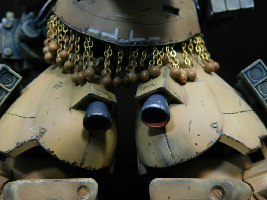 リアスカートには百均素材の『チェーンカーテン』を着けてます。百均アクセサリーのチェーンの先に百均素材のやっぱりアクセサリーの丸形ビーズ(真珠みたいなやつ)を瞬着で1個1個作り気が狂いそうになりました(^_^;)イメージはイスラエル戦車の『メルカバ』のチェーンカーテンです。