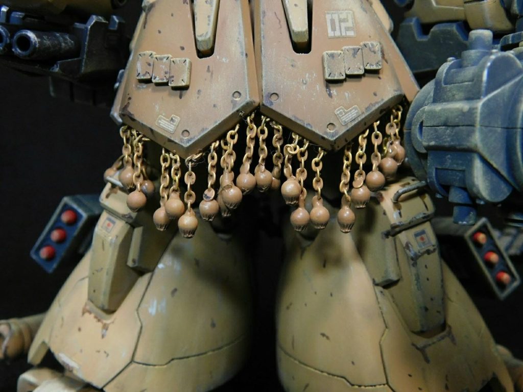 フロントアーマチュアにもチェーンカーテン着けました。所々着けている追加アーマーはビルダーズパーツや私のコレクションの『ハイコンプロ』の陸ガンのセットのおまけパーツです。