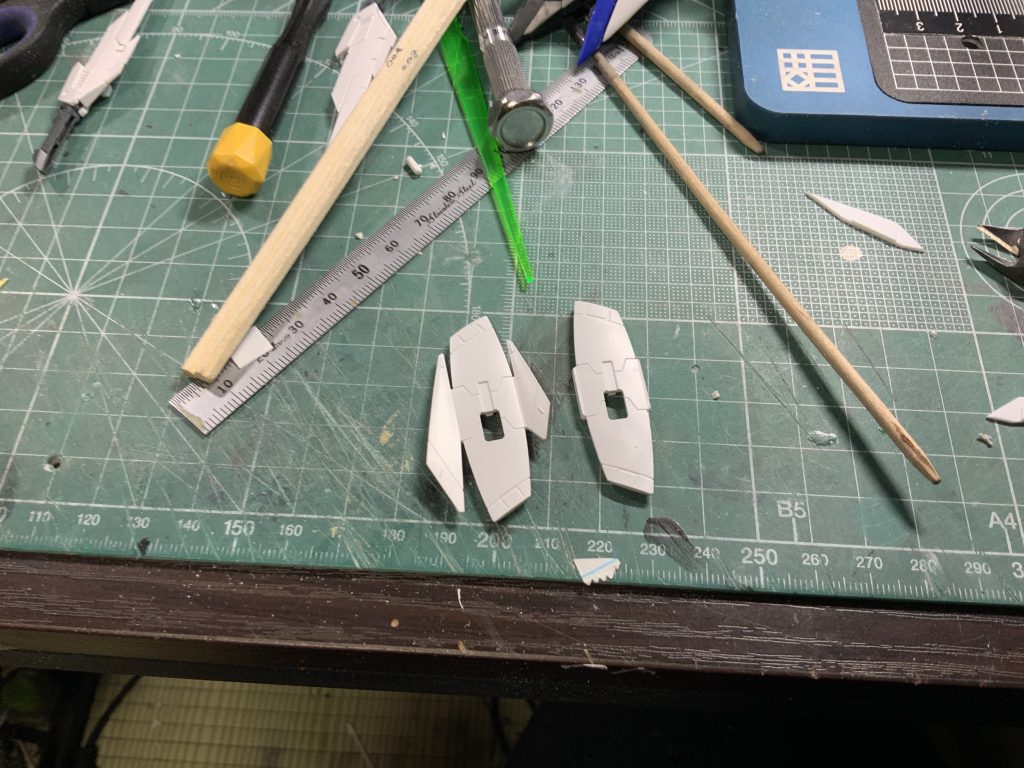 サイドアーマは切り落とし プラ板にて前方向にのみ新造しました