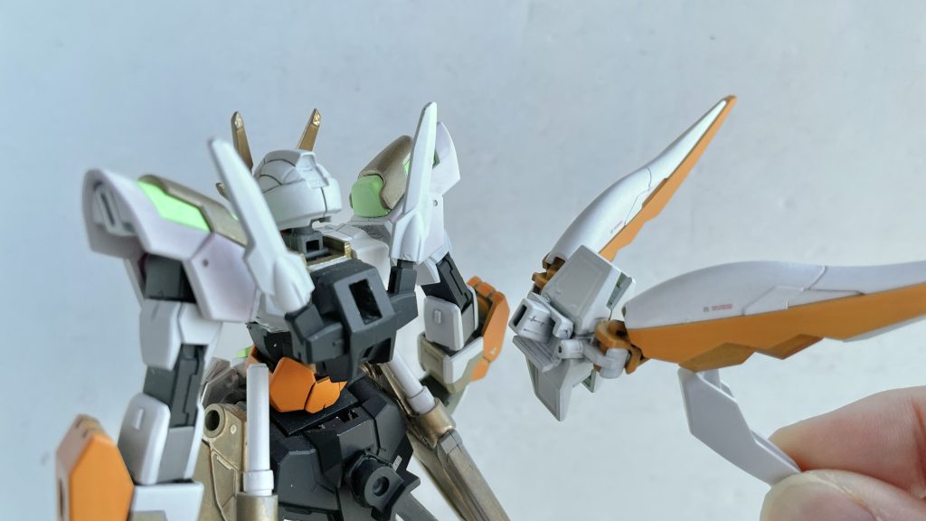 背中はファントムのやつをいじって付けれるように