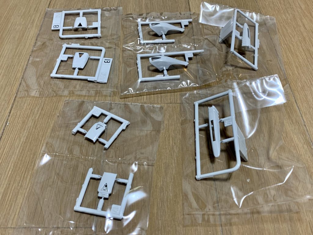 昔と違って、最近のネットからの部品注文はホント便利ですよね。ただ、F91の部品は在庫なしでしたので、在庫のあったF91エクストラフィニッシュの部品を取り寄せました。