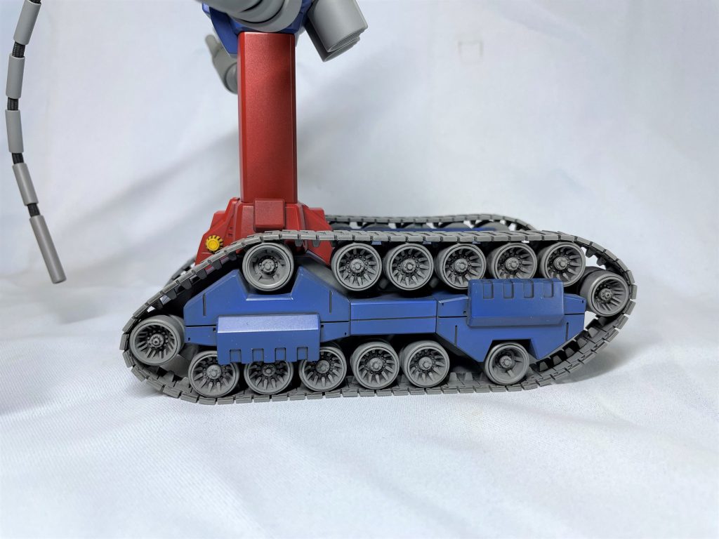 足回りはタンク2両を背面同士で接着し、プラバンで隙間を埋めました。履帯は左右間違えて接着してしまいました。