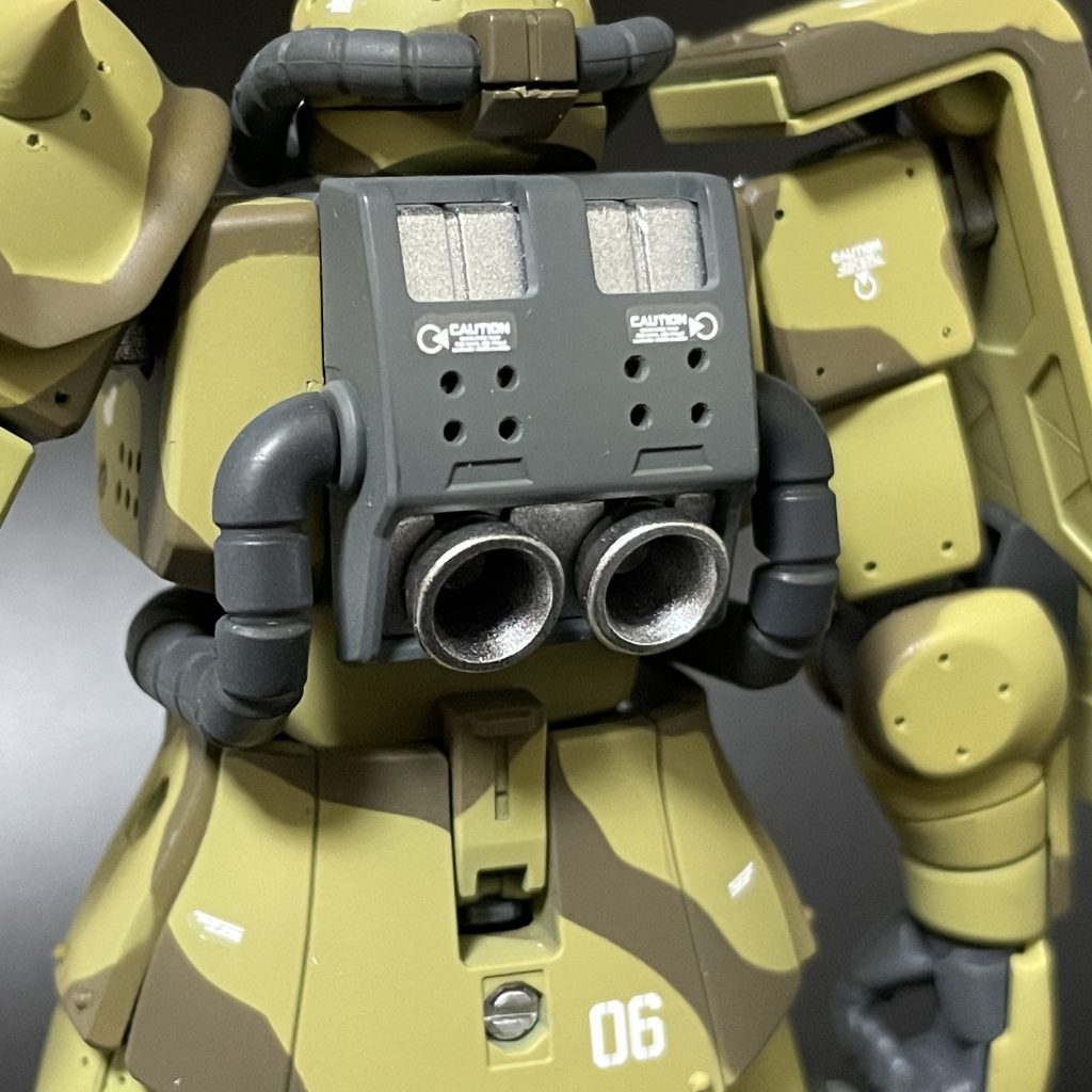 バックパックもブチ穴だけですがディテールアップしてます。あと、お尻のスカートのハードポイントを3mmモールドで埋めちゃいました。