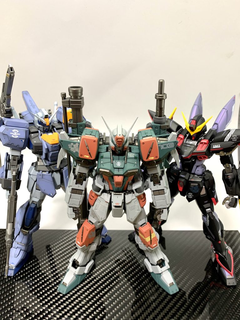 MGが3機揃うと迫力がありますね！作ってみるとどの機体も共通点がありながらも違う個性がありどれも魅力的ですね。このままGAT-Xシリーズコンプリートしてしまいそう…