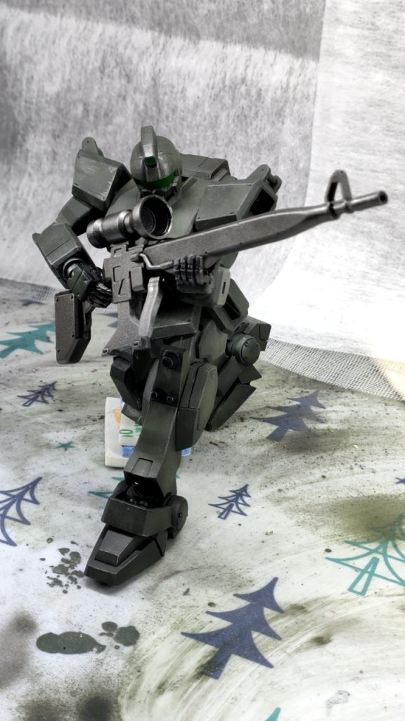 肘膝に思いっきり角度をつけて、狙い撃てるポーズをねらってみましたが、思ったより膝が悪く、右膝が地面につきませんでした。