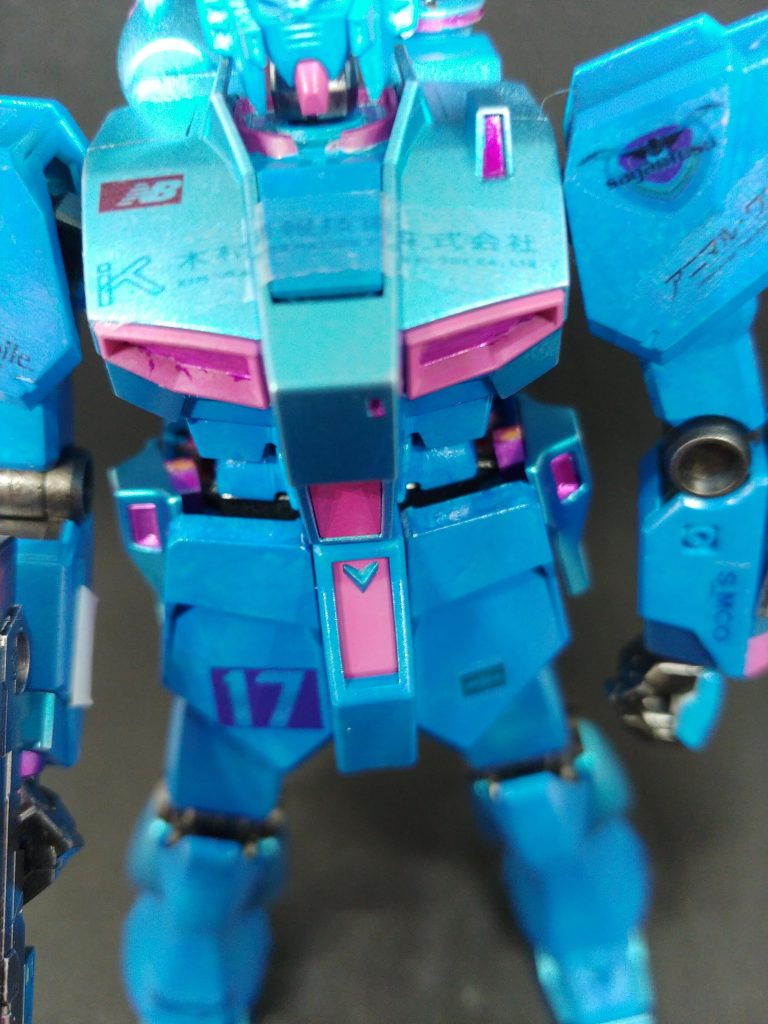デカールが裏地透明にしたんで文字が見辛いあと、水性ホビーカラーをガンダムマーカーに入れたのは良いが安定して吹けず写真以上に実物は荒い