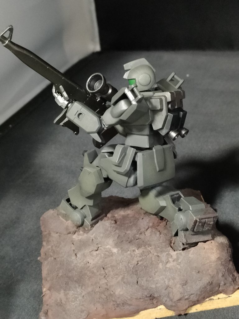 あまり作ったことなかったのですが、つかない右膝を誤魔化すためにベースを作ってみました。粘土を盛って色つけただけのお手軽ジオラマです。