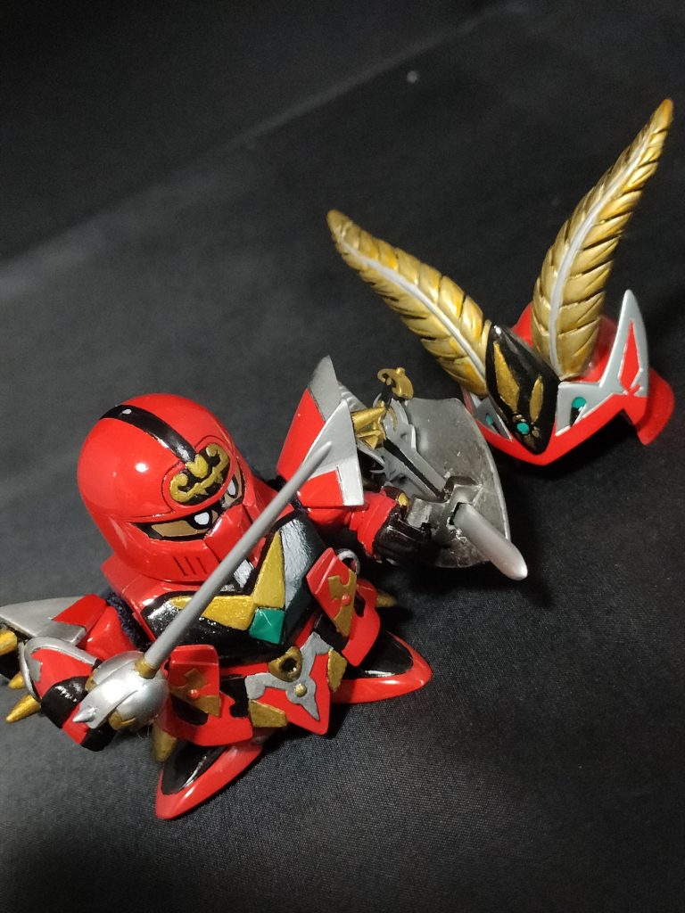 目もシール使わず塗装しています。剣は背中に背負わせず盾にしまえるように加工しました。あと鎧も全てネオジム仕込んで本体のダボ穴を無くすように加工しました。