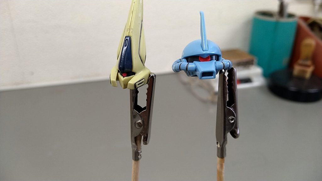 モノアイは蛍光色ピンクで筆塗りしました。(ジ・Oは気にしないでください)