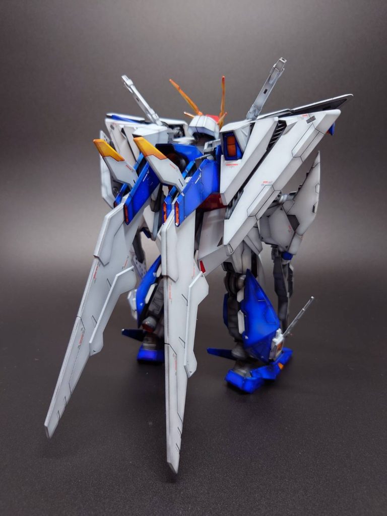 しっかり2足で自立するところがバンダイ様凄いところ。