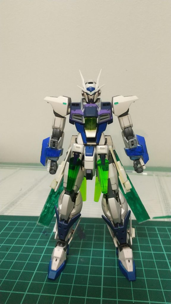 バックパック無しの状態武装頭部gnバルカン×2腕部gnバルカン(ソード)×2クスィフィアス3レール砲×2gnビームサーベル×2gnソードビット(小)《cファンネル》×4(リアスカート、フロントスカート)gnソードビット(大)《cファンネル》×2(クスィフィアス3レール砲)    四肢はダブルオースカイ胴体はアメイジングストライクフリーダム、フロントスカートと足の一部はAge fxを使用まず腕ですがクアンタでは細すぎる、スカイだと武装が多いダブルオーガンダム系との互換性が低いため不採用。エクシアやfxは取り付け方が違うことや肩アーマーが大きすぎる等でダブルオーしか選択肢がなかった。しかしそのままだと細いためfxのビームサーベルを取り付けた   足はダブルオーやクアンタだと細い、ストフリだと足首の可動域がダブルオーより小さくなる、fxだと太すぎるという理由でダブルオースカイの足になった。足首から下だがfxの足首は元から長いため無改造でスタイルがよくなる(個人的偏見)ため採用胴体は最初はスカイのままいこうとしたがバックパックがクアンタのgnシールド×2+αの前ではハッキリいってこの戦い?では付いてこれそうもないことや背中のバックパック用の3mm穴は謎の突起物によって塞がれてしまい汎用性が無いため不採用。次にシアクアンタの胴体も考えたがストフリのリアスカートは可動する事が可能でありさらにクスィフィアス3レール砲も付いてくるおまけ付きだった事や腰の軸が太く壊れにくい等の理由でストフリにしたが胴体のカリドゥス複相ビーム砲がダブルオーらしからぬ造形だったためアメイジングストフリの胴体を採用頭部はエクシアやクアンタの案もあったが…頭部のビームバルカンには実用的な意味で勝てなかった…