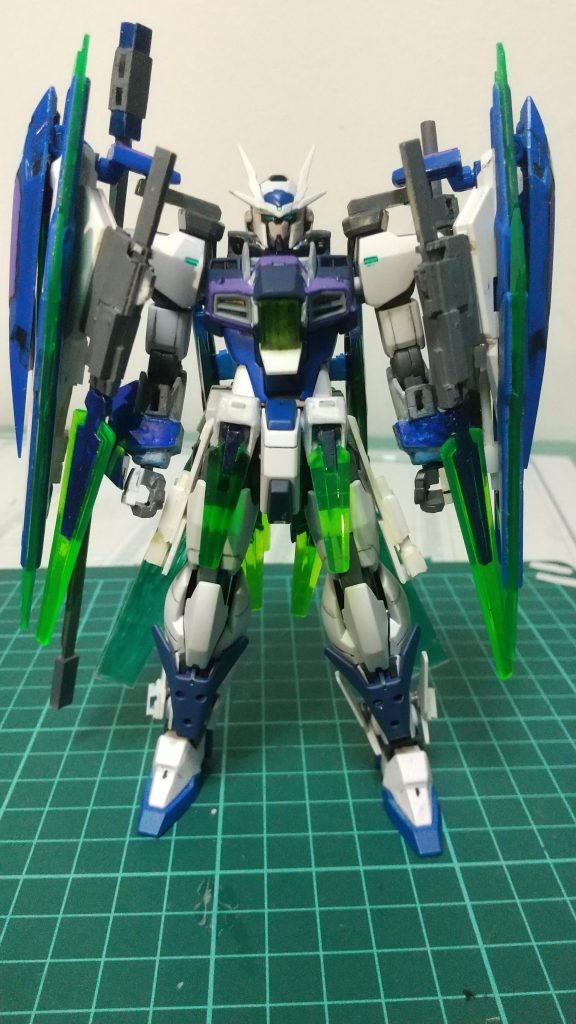 バックパックを装備した通常形態武装頭部gnバルカン×2腕部gnバルカン×2クスィフィアス3レール砲×2gnビームガン×2gnランス type fxgnライフル type fxgnビームサーベル×6(腰、gnシールド裏、gnシールドのバインダー内)gnソードtype fx ×2gnソードビット(A×4、B×4、C)《cファンネル》gnソードビット(大×2、中×6、小×8)バックパックはダブルオーガンダムを軸にAgefxのコアファイターを取り付け他のプラモにも取り付けられるように3mm凸を付けた。横の本来コーン型スラスターの所はクアンタのgnシールドにした