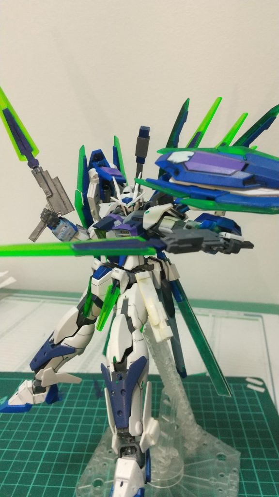 gnソードtype fx装備状態刃の部分はgnソードビット(中)を使用。ダブルオーのgnソードIIと構造は同じで刀身が90度回転する事でライフル形態とソード形態を再現、刃の部分は取り外して別のソードビット(大中小)を取り付け可能また刃が無い時にはビームサーベルとしても使用可能という設定