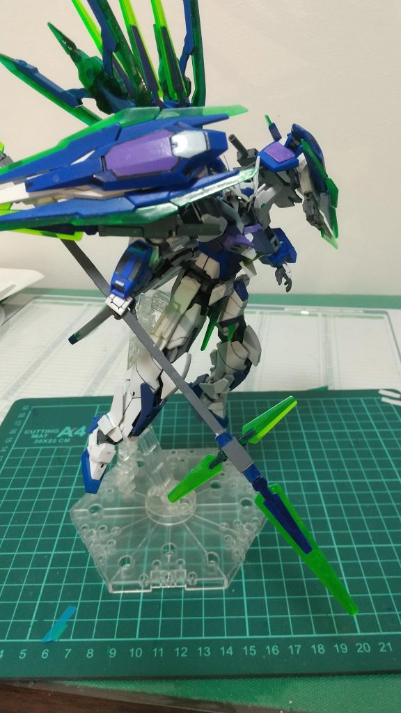 gnランス(type fx)装備状態gnランスはgnソードビット(大中小)を付ける事で十文字槍、片鎌槍、直槍にする事が可能また石突の部分にもgnソードビット(大中小)を取り付け可能gnシールドは甲冑の大袖をイメージ