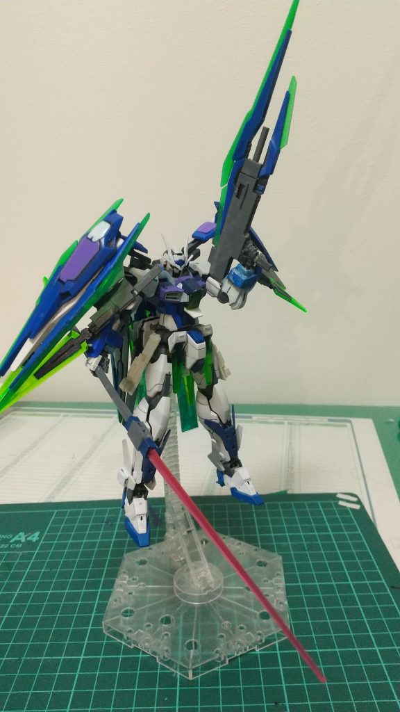 gnランスはビームサーベルも発生可能gnライフルはソードビット(A.B)を取り付ける事でエアリアルみたいに射程や威力を伸ばす事が可能、またソードビットが付いているため一応近接戦も可能