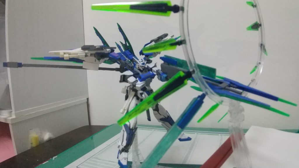 トランザムライザー(ガンモード)gnライフルにソードビット(A、B、大)をあわせライフルのバレルを延長する事で発射可能。威力はクアンタと同じ割合で同じ火力ソードビットを円形に広げる事でより粒子の制御が可能になり威力が上がる機体の奥の手その2