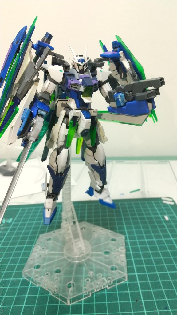 腕はダブルオーガンダムの腕にエクシアの武装を固定するための凹をくっ付ける事でエクシア、ダブルオー形の武装を使用可能